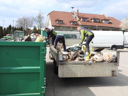 Poln kamion so pripeljali raznih odpadkov iz Lahovč